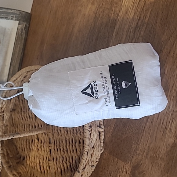 COPY - Reebok packable jacket - Picture 9 of 11